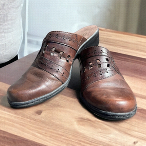 CLARK'S Bendables clogs in size 8 1/2